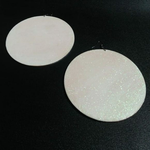 "Beychella" Earrings - Picture 7 of 8